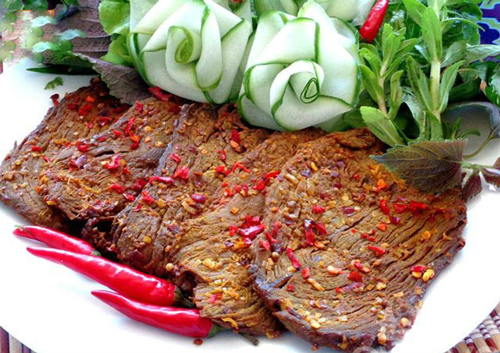 Mua thịt bò khô, trâu khô cứ làm theo cách này, biết ngay thịt tẩm hoá chất, không lo bị người bán "móc túi"