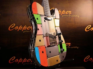 Siêu chất: Chiếc guitar được làm từ 106 chiếc iPhone