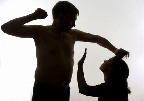 Mỗi lần bị chồng đánh, mẹ chồng lại lao tới đỡ đòn cho con dâu