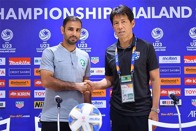 HLV của U23 Saudi Arabia (trái) dè chừng U23 Thái Lan