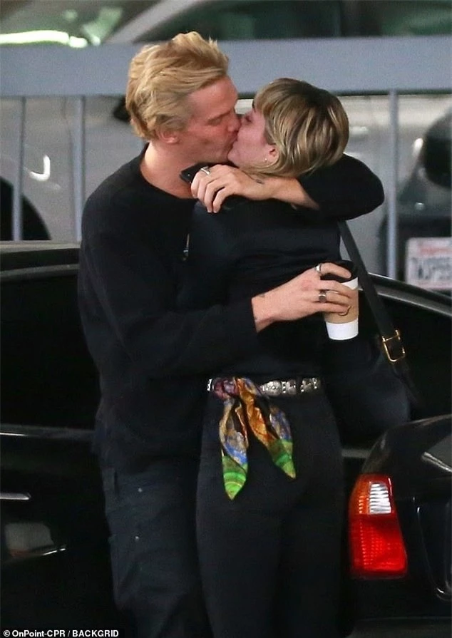Chỉ 1 ngày sau khi chồng cũ lộ ảnh tình tứ với bồ mới, Miley Cyrus cũng công khai ôm hôn bạn trai trên phố: “Drama” ăn miếng trả miếng vẫn chưa có hồi kết? - Ảnh 3.