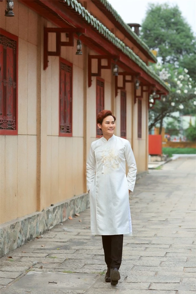 MC Hồng Phúc diện áo dài chụp ảnh xuân cùng bà xã Quỳnh Phượng và hai con - Ảnh 4.