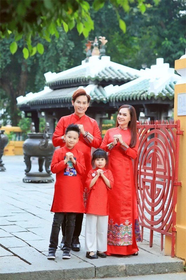 MC Hồng Phúc diện áo dài chụp ảnh xuân cùng bà xã Quỳnh Phượng và hai con - Ảnh 6.