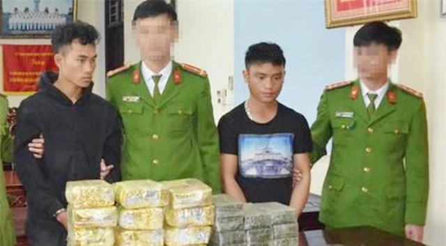 Bắt 2 đối tượng dùng hàng nóng vận chuyển 20 bánh heroin và 12kg ma túy đá - 1