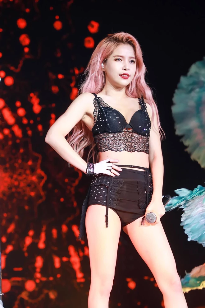 Solar sở hữu chất giọng nội lực và ngoại hình sexy nhưng lại "bỏ qua" SM Entertainment