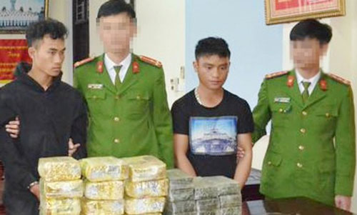 Nghệ An: Bắt 2 đối tượng dùng hàng nóng vận chuyển 20 bánh heroin và 12kg ma túy đá