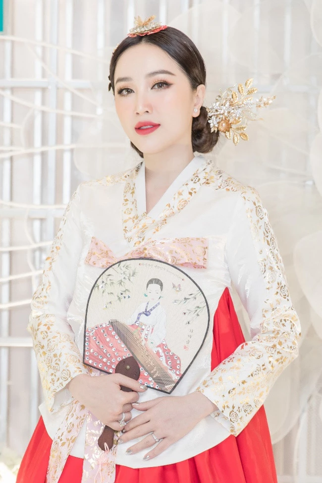 Bảo Thy xinh đẹp trong trang phục Hanbok Hàn Quốc trong buổi tiệc vừa qua