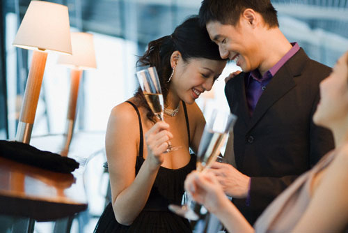 Đưa bạn trai đi dự tiệc cuối năm cùng, tôi không ngờ mình lại suýt mất anh vào tay cô đồng nghiệp mới