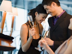 Đưa bạn trai đi dự tiệc cuối năm cùng, tôi không ngờ mình lại suýt mất anh vào tay cô đồng nghiệp mới