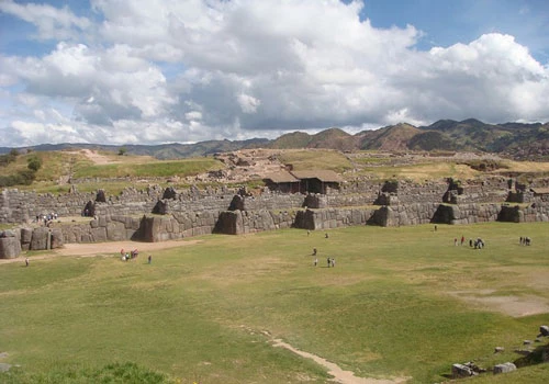 Khu di tích Sacsayhuaman nhìn từ trên cao (Ảnh: Informes, Pixabay)
