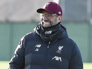 Klopp thất vọng vì đại gia như M.U lại phòng ngự co cụm