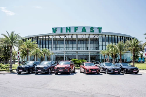 VinFast Lux SA2.0 và VinFast Lux A2.0 (phải).