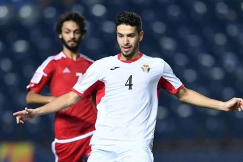 Tiền vệ trung tâm: Ahmad Haikal (U23 Jordan, áo trắng).
