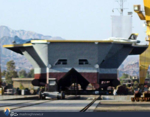 Trong biên chế của Hải quân Iran có một tàu sân bay đặc biệt được thiết kế với vẻ ngoài y hệt như tàu sân bay lớp Nimitz của Hải quân Mỹ. Nguồn ảnh: BI.