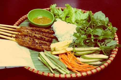 CLIP: Bí quyết chế biến nem lụi tại nhà chuẩn vị Huế cực đơn giản 