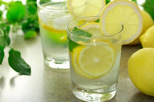 Nước chanh/quất là tuyệt chiêu giải rượu có tác dụng tốt nhất. Chanh tươi một quả, vắt nước cho uống hoặc thái mỏng, ăn cả quả càng tốt.