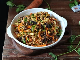 CLIP: Mách bạn cách làm gà trộn cay ngon 'quên lối về'