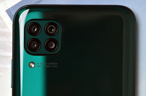 Trên tay smartphone 4 camera sau, pin 4.200 mAh, sạc siêu tốc, RAM 8 GB, giá hơn 7 triệu