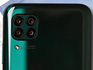 Trên tay smartphone 4 camera sau, pin 4.200 mAh, sạc siêu tốc, RAM 8 GB, giá hơn 7 triệu