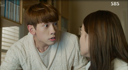 Nửa đêm vợ bầu lén lút vào nhà tắm nghe điện thoại, tôi hoảng hốt chứng kiến "hành động lạ" của em sau đó