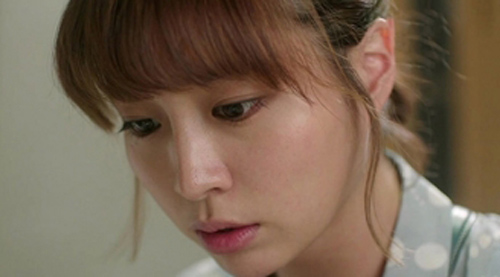 Vừa thấy tôi nếm thử nồi canh, bố chồng hầm hầm mang cả nồi hất thẳng ra sân