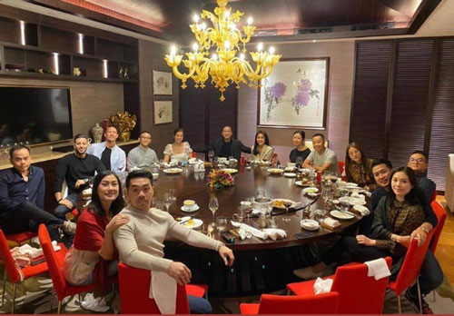 Phillip Nguyễn - Linh Rin tình tứ còn hơn cả vợ chồng Hà Tăng trong tiệc tùng cuối năm