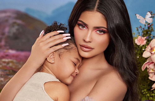 Mê mẩn trước nhan sắc 'xuất thần' của nữ tỷ phú Kylie Jenner cùng con gái, kéo đến clip hậu trường còn xuất sắc hơn!