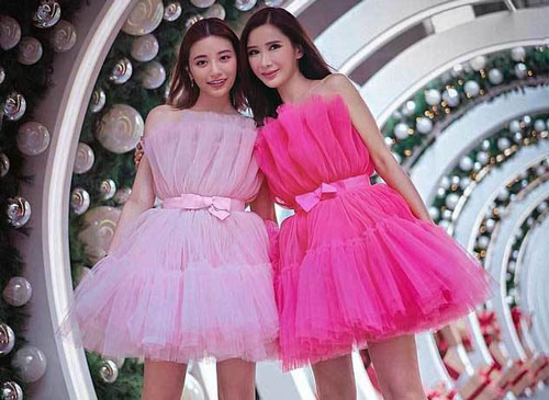 Ngắm cặp mẹ con như chị em sinh đôi