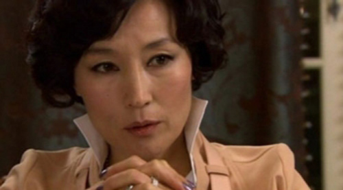 Đêm nào vợ chồng tôi ngủ mẹ chồng cũng rình mò rồi lén vào phòng kiểm tra, chỉ sợ "tốt mái hại trống"