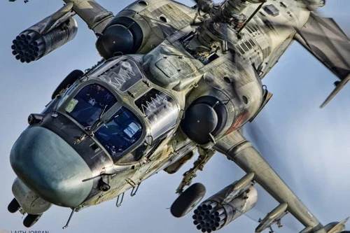 Trực thăng tấn công Ka-52 Alligator của Nga có khả năng thực hiện nhiều động tác nhào lộn phức tạp. Ảnh: Zvezda.