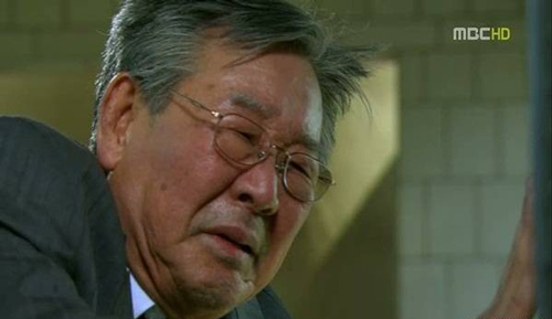 Đêm tân hôn chưa kịp cởi váy cưới, bố chồng tái mét cầm 20 triệu lao thẳng vào phòng