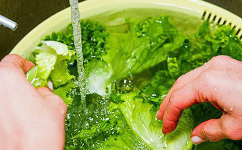 Rửa rau sống với nước muối pha loãng là chưa sạch, cho thêm thứ này mới loại sạch mầm bệnh và vi khuẩn