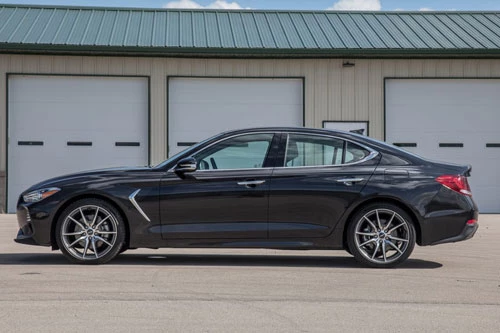 8. Genesis G70 2019 (giá khởi điểm: 35.895 USD).