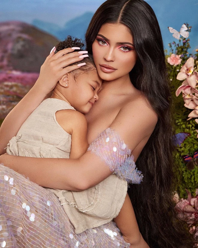 Bức ảnh ngọt ngào của Kylie và con gái. Làm hẳn một bộ sưu tập mang tên Stormi, Kylie đúng là bà mẹ chiều con nhất thế giới rồi!