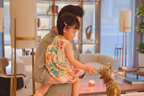 Đặng Thu Thảo đón tuổi 29 bên ông xã và con gái nhỏ, nhưng không xuất hiện chung khung hình giữa tin đồn mang thai