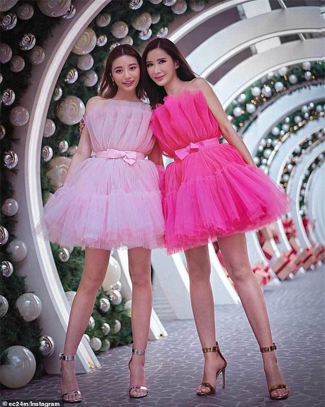 Ngắm cặp mẹ con như chị em sinh đôi