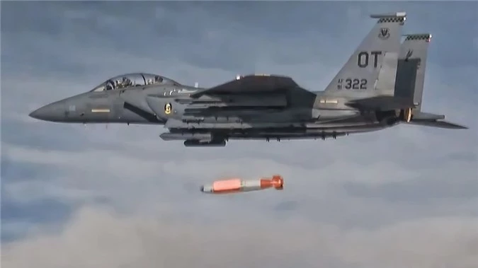 Tiem kich F-35 mang bom B61-12: Moi de doa voi cac co so hat nhan Iran-Hinh-2