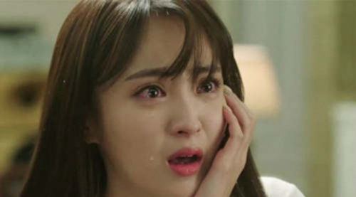 Vừa tát tôi đau điếng, anh vừa chửi "thứ đàn bà không biết đẻ, chồng đi với gái cũng phải, còn kêu ca gì?".