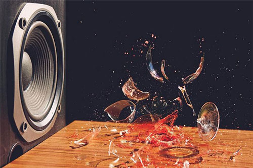 Vì sao âm thanh lại phá nát được cốc thuỷ tinh?