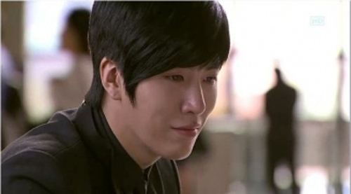 Rụng rời chân tay phát hiện lý do ngày nào đi làm vợ cũng trang điểm, ăn vận như đi dự tiệc