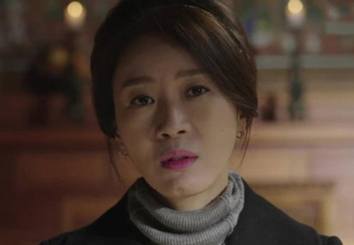 Lên thăm vợ chồng con trai, chết điếng khi thấy con dâu và người đàn ông lạ "ghì chặt" nhau trong thang máy