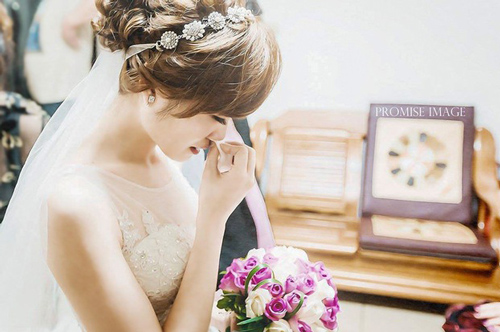 Rước dâu bằng "xế hộp" 2 tỷ nhưng em vừa bước 1 chân lên xe hoa chồng vội ngăn lại đưa cho bản thỏa thuận bắt ký, đọc xong nội dung em uất nghẹn chỉ muốn tung hê tất cả