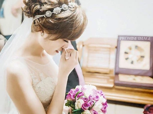 Rước dâu bằng "xế hộp" 2 tỷ nhưng em vừa bước 1 chân lên xe hoa chồng vội ngăn lại đưa cho bản thỏa thuận bắt ký, đọc xong nội dung em uất nghẹn chỉ muốn tung hê tất cả