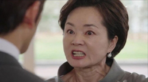 Vừa thấy bạn gái búi tóc xắn tay áo vào bếp nấu cơm, mẹ tôi tá hỏa cấm tiệt yêu đương