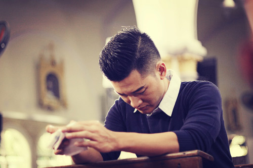 Nhìn thấy đống vỏ thuốc dưới gầm giường, tôi lặng người phát hiện bí mật khủng khiếp của vợ