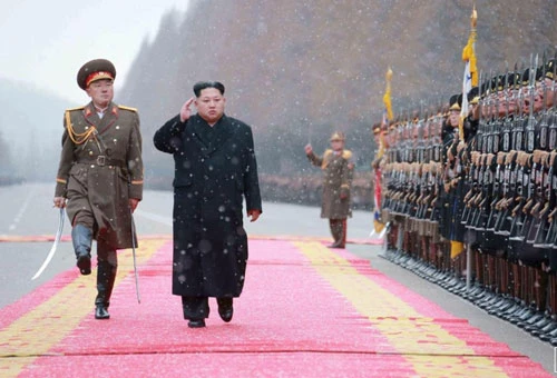 Nhà lãnh đạo Triều Tiên Kim Jong-un trong chuyến thăm lực lượng vũ trang dịp năm mới 2016. (Ảnh: Reuters)