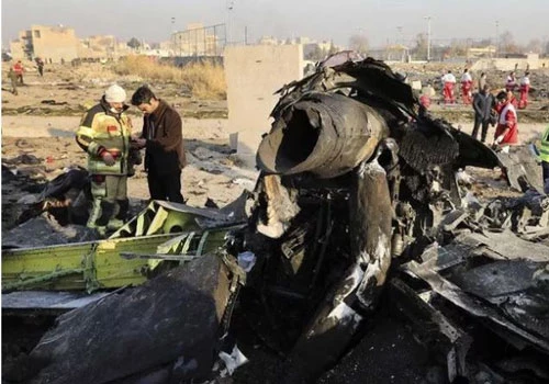 Hiện trường vụ rơi máy bay Boeing 737 của hãng hàng không Ukrainian International Airlines ở Iran. (Ảnh: CNN)