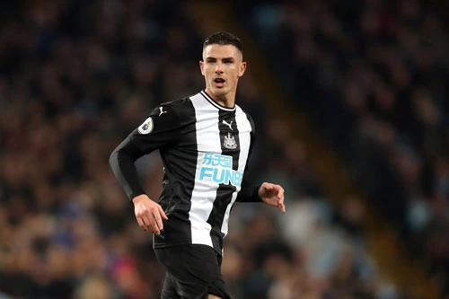 Hậu vệ: Ciaran Clark (Newcastle).