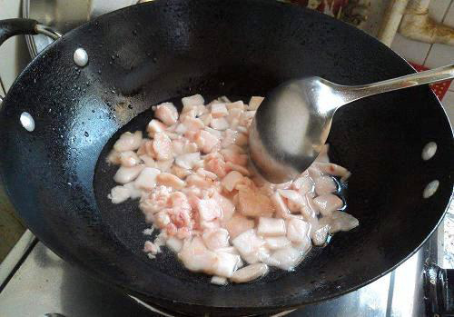 Cho thêm thứ này vào chảo rán mỡ lợn sẽ trắng tinh, lại thơm ngon gấp đôi, để cả tuần cũng không mốc hỏng