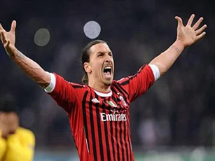 Vừa trở lại Serie A, Ibrahimovic đã ghi tên mình vào lịch sử